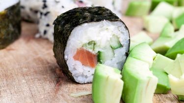 Por la inflación, los locales de sushi reemplazarán el salmón por trucha