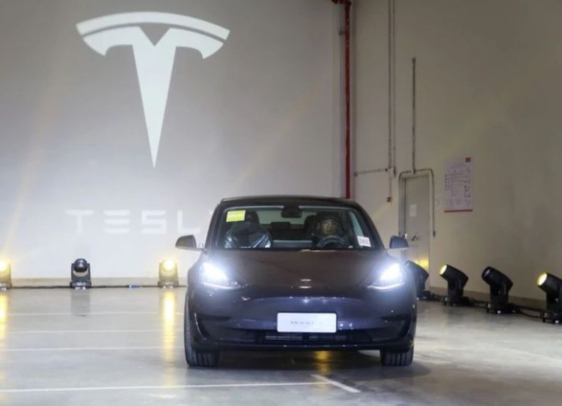 Elon Musk recibió a los primeros compradores de autos eléctricos fabricados en China