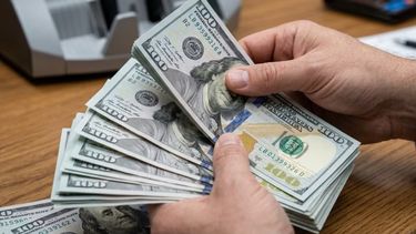 El dólar blue cerró en los 1.555 pesos para la venta.