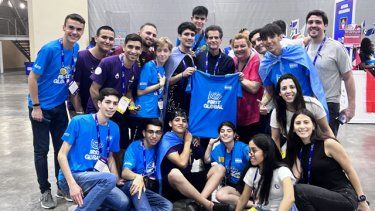 El equipo de estudiantes del Colegio Tomas Alva Edison (Mendoza) que alcanzó el segundo puesto en el FIRST Global Challenge, el mundial de robótica.&nbsp;