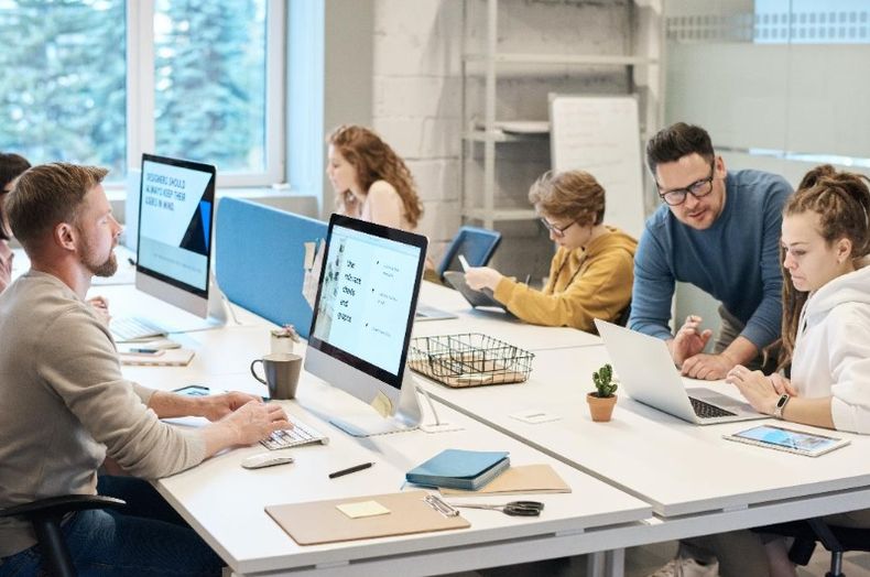 Las soluciones de Observabilidad no solo benefician a las organizaciones brindándoles un control más completo y eficaz de sus sistemas tecnológicos, sino que también tienen un impacto positivo en el cliente final.&nbsp;