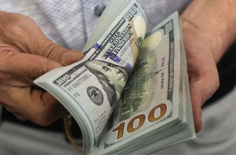 El dólar blue sube $380 en lo que va de 2024.