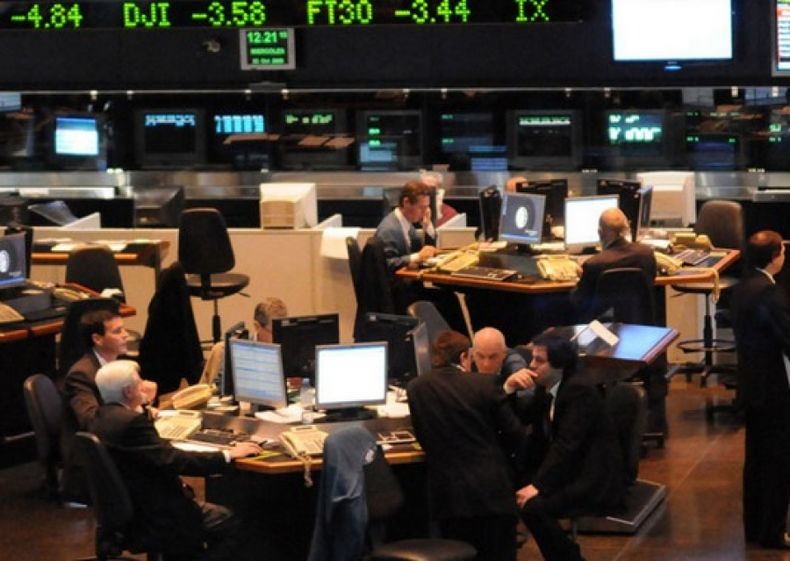 El dólar siguió subiendo y la Bolsa continuó en baja
