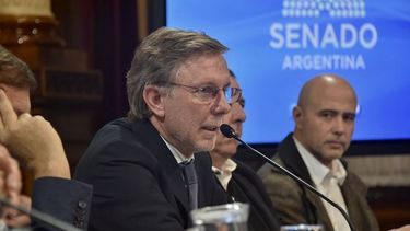 El Gobierno promete no subir las retenciones "al sector primario"