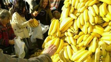 Entregan 30 toneladas de bananas en Plaza de Mayo como señal de protesta