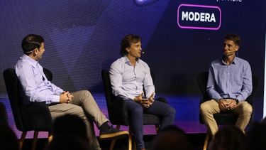 La exposición de Juan Pablo Martínez y Germán Sandrigo en el Summit de Transformación Digital para PyMEs de Rosario.