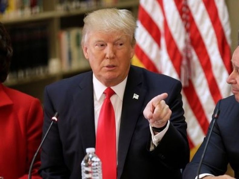 Trump promete a empresarios poner en práctica nuevas reglas financieras