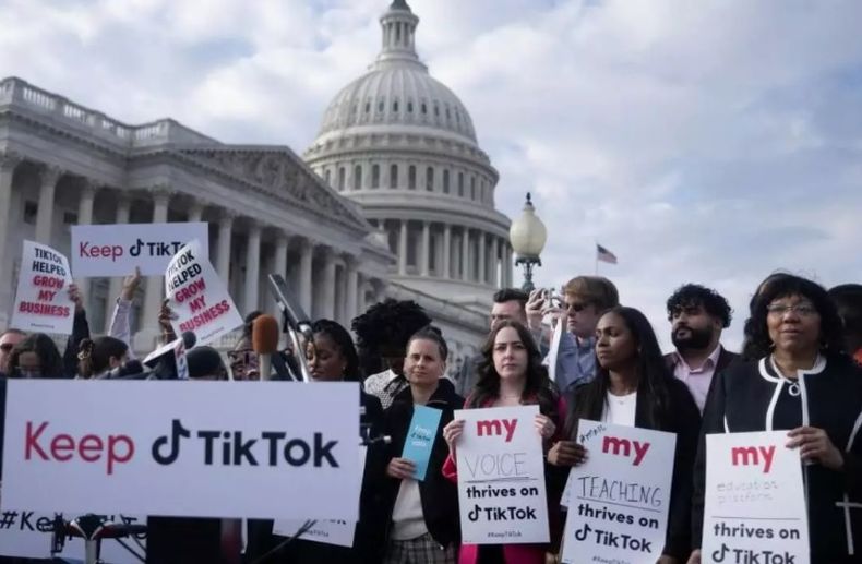 Los defensores de TikTok ante el Capitolio de Estados Unidos.&nbsp;