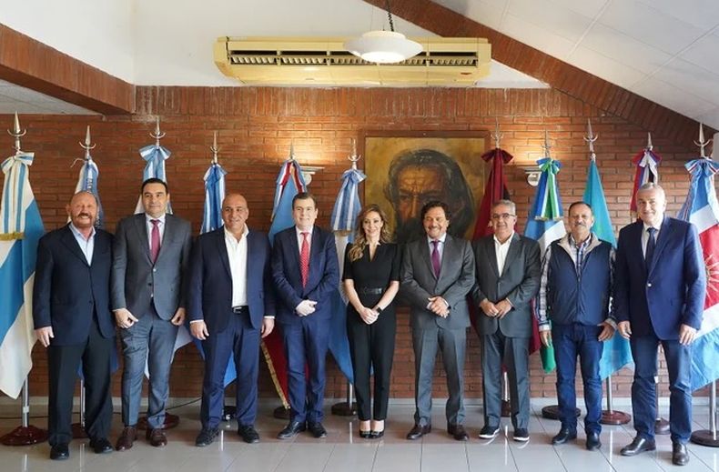 La secretaría de Energía, Flavia Royón, junto a los gobernadores de provincias del norte argentino.