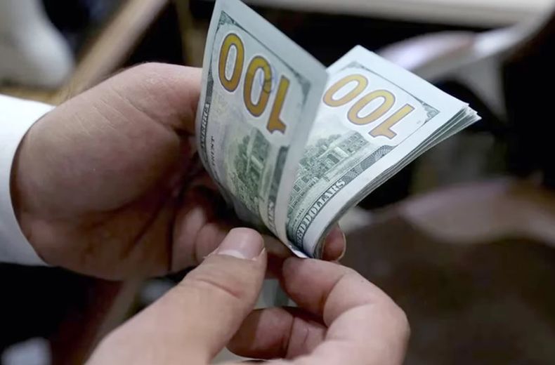 El dólar blue sube $390 en lo que va de 2024.
