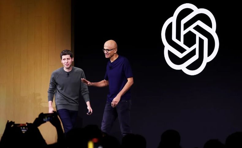 Sam Altman junto a Satya Nadella, CEO de Microsoft.