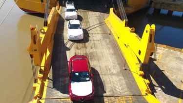 Recortan los dólares para importar autos
