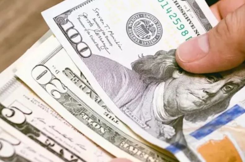 El dólar blue sube $395 en lo que va de 2024.