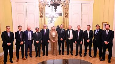 Los presentes en el anuncio desde Casa Rosada.