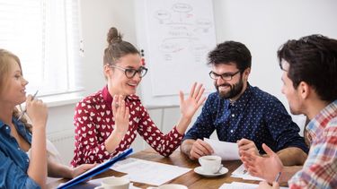 Hasta dónde llega la tecnología en la comunicación interpersonal. Hasta dónde llega la tecnología en la comunicación interpersonal.