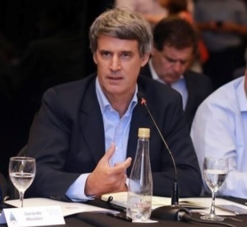 Prat Gay defendió la política económica del Gobierno