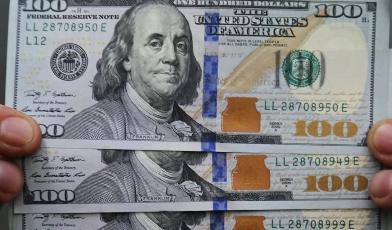 El dólar blue cerró en los 1.565 pesos para la venta.