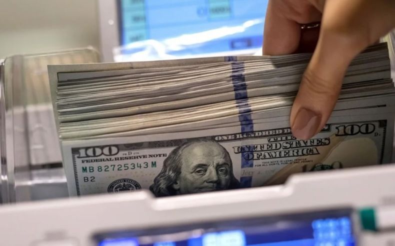 El dólar blue escaló a 208 pesos
