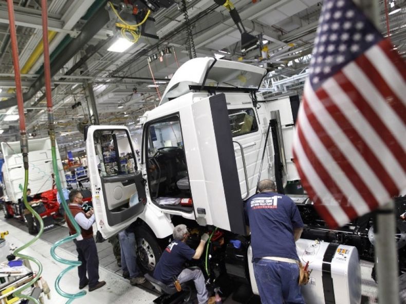 La industria estadounidense cayó en agosto de la mano de los servicios