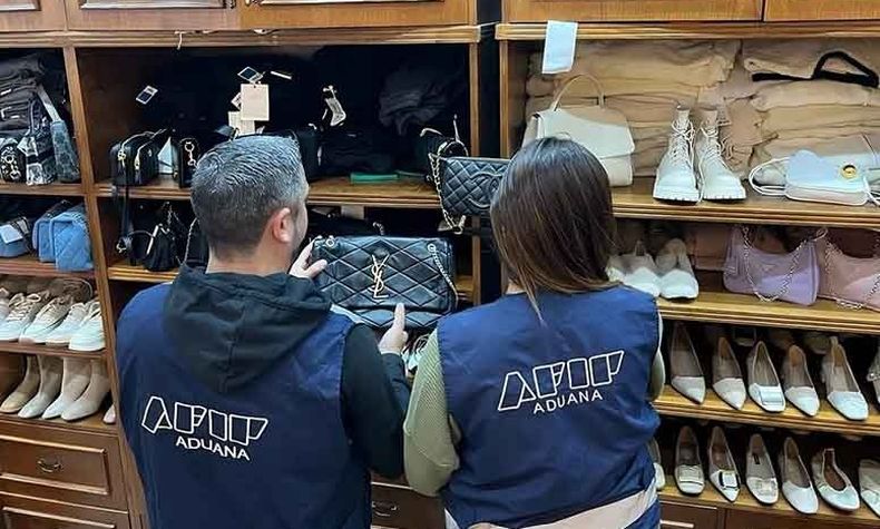 Aduana detectó una enorme cantidad de productos con inscripciones de distintas marcas extranjeras.