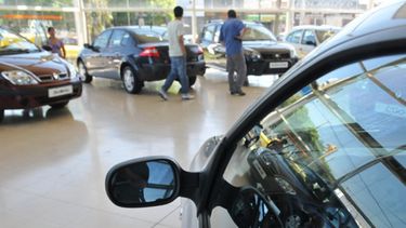 El Gobierno analizará junto a empresarios la caída de ventas en autos y motos