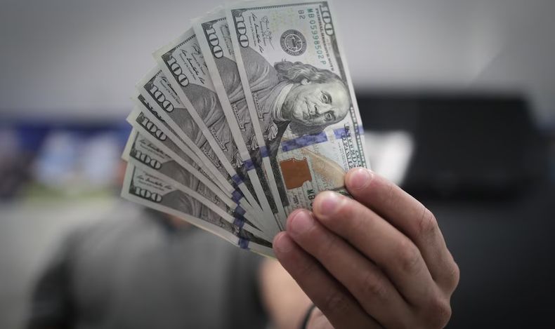 El dólar blue cerró en los 1.550 pesos para la venta.