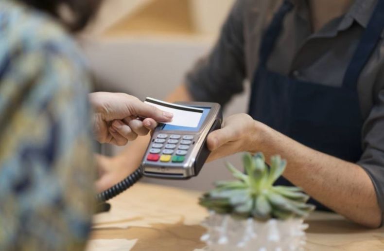 Las compras con tarjeta tuvieron una caída de 10% en agosto