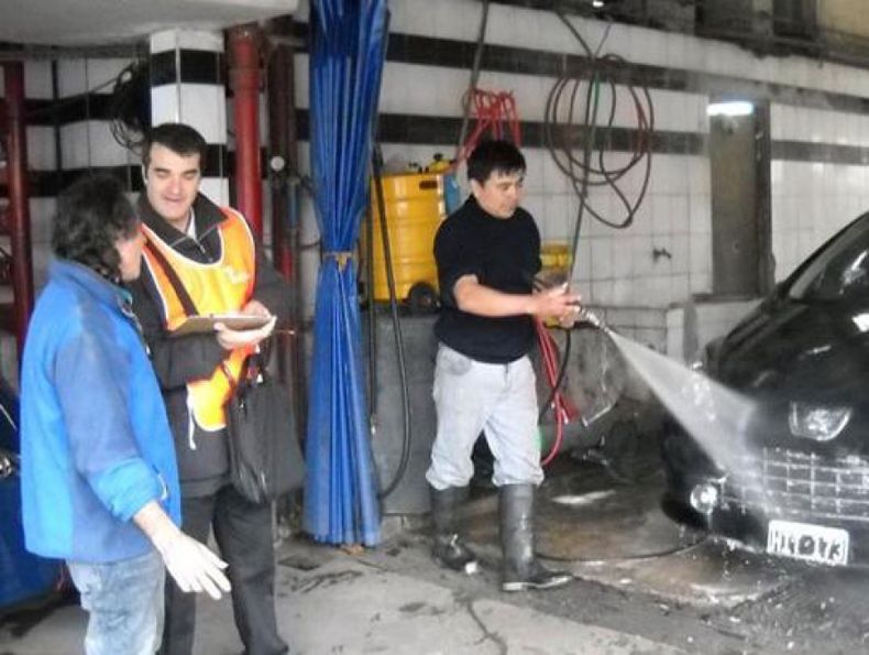 Lavaderos de autos tendrán que contratar como mínimo cinco empleados