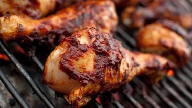 Por la suba del pollo, se achicó la brecha de precios con el asado