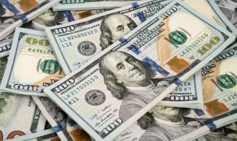 El dólar blue sube $325 en lo que va de 2024.