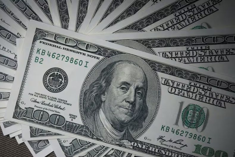 El dólar blue cerró en los 1.465 pesos para la venta.&nbsp;