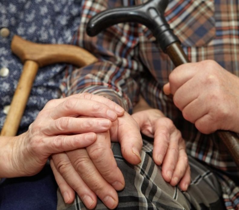 Colocan un nuevo límite al alcance de una prestación social para adultos mayores