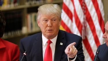 Trump promete a empresarios poner en práctica nuevas reglas financieras