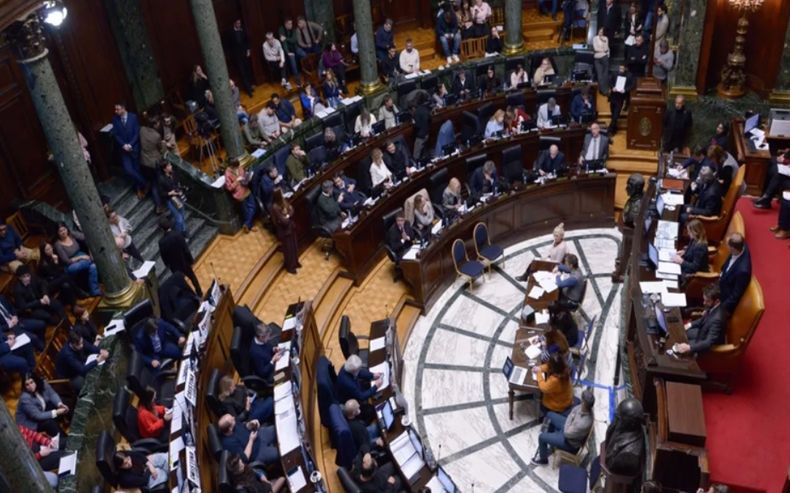 Pulgar arriba en el Parlamento local.