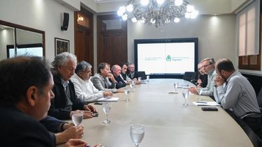 Bahillo con representantes del Centro de la Industria Lechera (CIL) y la Asociación de Pequeñas y Medianas Empresas Lácteas (Apymel).