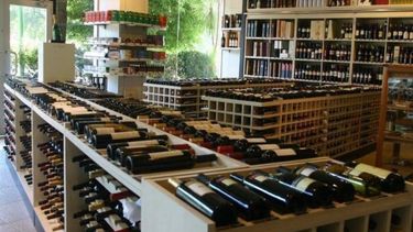 Las vinotecas buscan salir de la crisis económica