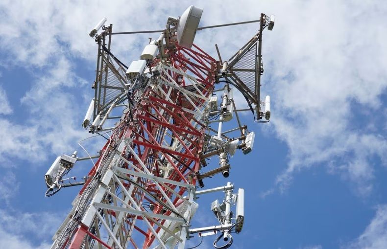 Cada empresa invertirá alrededor de 1.000 millones dólares en el despliegue de antenas y de fibra óptica.