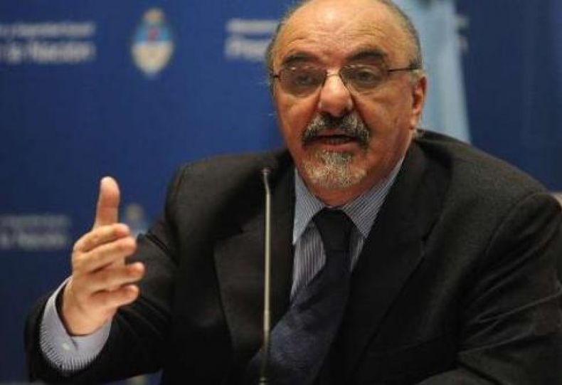 Tomada pone paños fríos a la acalorada discusión por los salarios