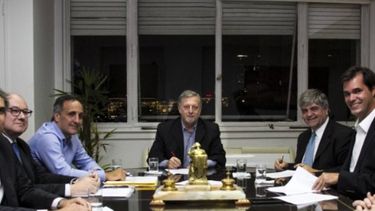 El Ejecutivo acordó congelar el precio de los combustibles por dos meses