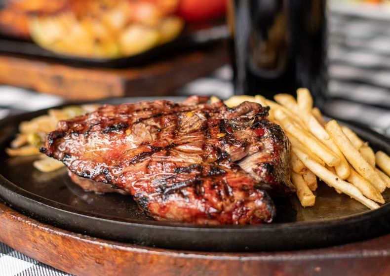 El costo de comer un churrasco en Argentina.