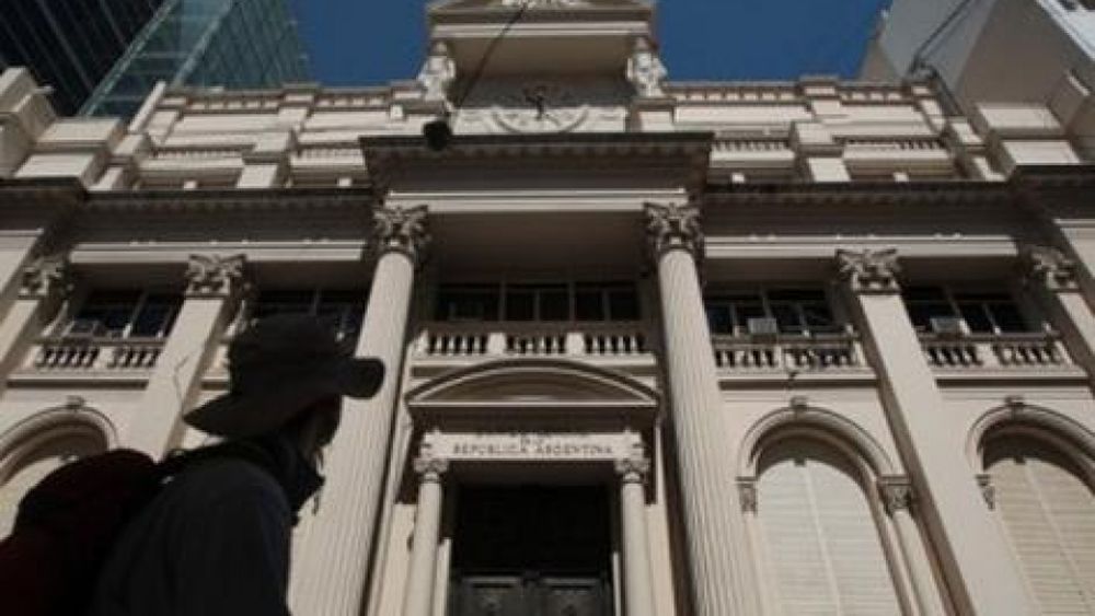 Suben las Lebac y limitan acciones de empresas para hacerse de dólares