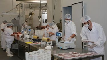 Trabajadores cárnicos tendrán una recomposición salarial de 10% hasta marzo