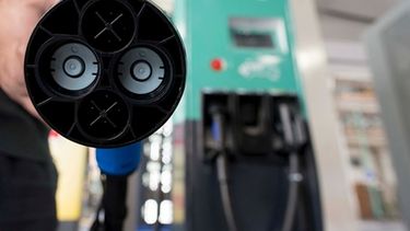 Mercado de autos eléctricos: habilitan la competencia entre energéticas