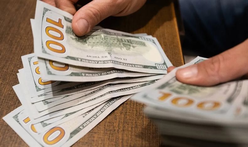 El dólar blue sube $420 en lo que va de 2024.