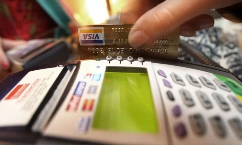 Nuevas restricciones sobre compras con tarjetas en dólares en el exterior