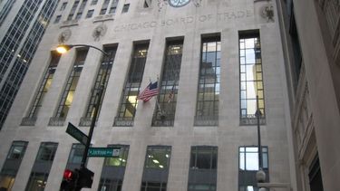 El trigo retrocedió más de 3% en Chicago