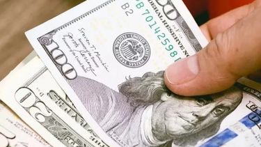 El dólar blue sube $405 en lo que va de 2024.