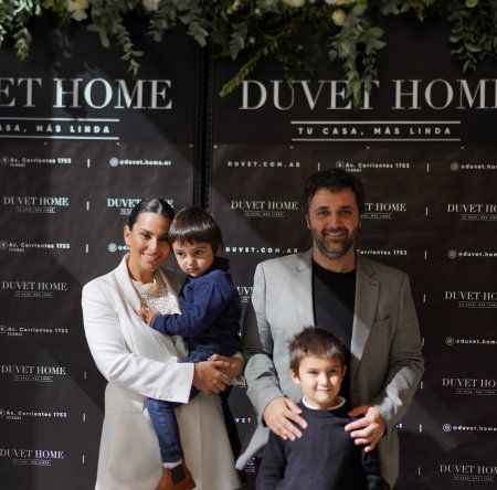 Armen Karapetian, dueño de Duvet Home, junto a su familia. Logró crecer con su emprendimiento deco desde el popular Marketplace de Facebook.&nbsp; &nbsp;