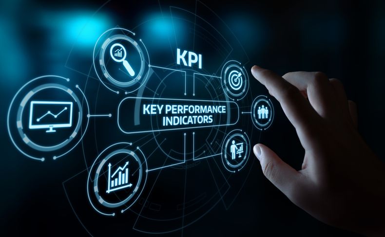 KPI son indicadores o métricas que determinan lo que queremos conseguir para lograr ese norte planeado en los OKR.