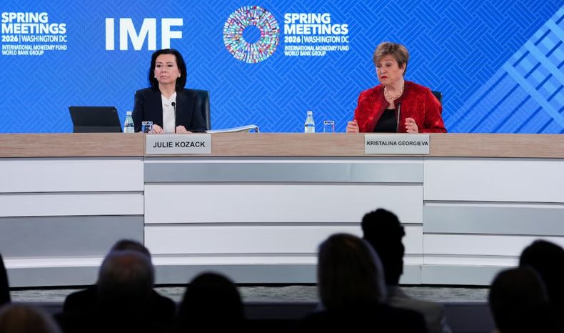 Julie Kozack junto a Kristalina Georgieva.